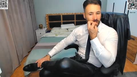 Snapshot of mikestrip chatting on 12.15.24 Mike online show from 12.15.24
