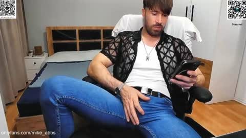 Snapshot of mikestrip chatting on 06.11.26 Mike online show from 06.11.26