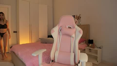 miko_moonn online show from 10.08.25