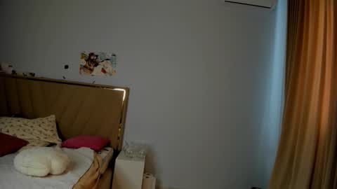 miko_moonn online show from 10.20.25