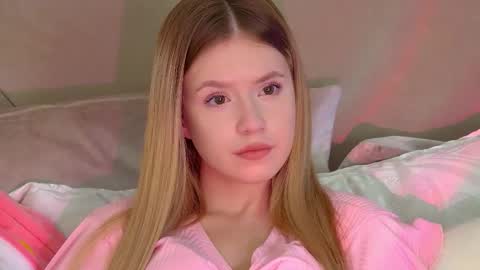 Snapshot of milanabalmain chatting on 11.15.25 MilanaBalmain online show from 11.15.25