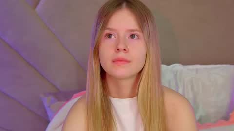 Snapshot of milanabalmain chatting on 11.18.25 MilanaBalmain online show from 11.18.25