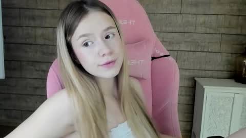 Snapshot of milanabalmain chatting on 11.22.25 MilanaBalmain online show from 11.22.25