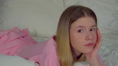 Snapshot of milanabalmain chatting on 11.30.25 MilanaBalmain online show from 11.30.25