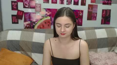 Snapshot of milanaroz chatting on 07.19.26 milanaroz online show from 07.19.26