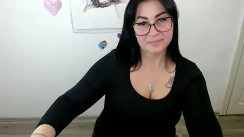 milania_milaa online show from 10.15.25