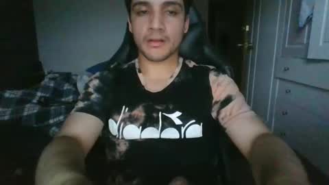 Snapshot of milanovalentine chatting on 12.04.25 milanovalentine online show from 12.04.25