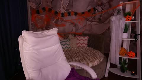 Snapshot of milashalovely chatting on 10.30.25 Milasha online show from 10.30.25