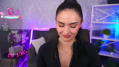 Snapshot of milashalovely chatting on 11.15.25 Milasha online show from 11.15.25