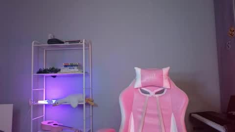 Snapshot of milaslovv chatting on 02.13.25 Mila online show from 02.13.25