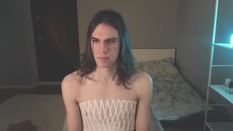 Snapshot of milaslovv chatting on 01.12.26 Mila online show from 01.12.26