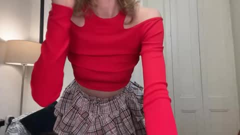 Snapshot of milayah chatting on 11.17.25 Mila online show from 11.17.25