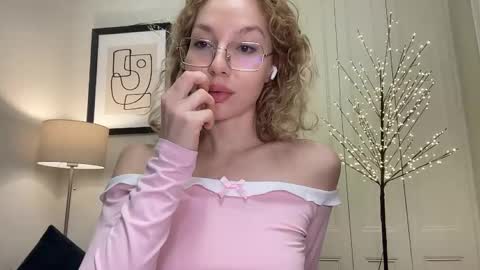 Snapshot of milayah chatting on 12.19.25 Mila online show from 12.19.25