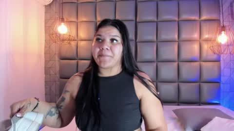 Snapshot of mile_u chatting on 02.15.25 Milena online show from 02.15.25