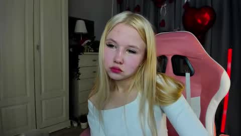 Snapshot of milemissyy chatting on 02.14.26 Mia online show from 02.14.26