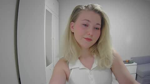 Snapshot of milena391630 chatting on 11.21.25 Milena new nonude shy blonde natural online show from 11.21.25