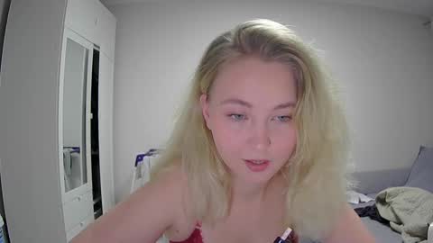 Snapshot of milena391630 chatting on 11.27.25 Milena new nonude shy blonde natural online show from 11.27.25
