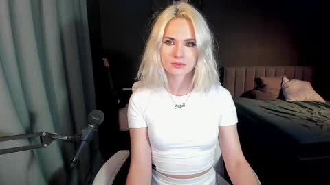 Snapshot of milena_marshmallows chatting on 02.23.25 Milena online show from 02.23.25