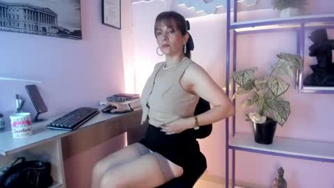 Snapshot of milenahot__69 chatting on 05.29.26 Milena online show from 05.29.26