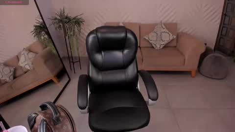 Snapshot of mileycruz_ chatting on 11.25.25 Miley Cruz IG miley model23 online show from 11.25.25