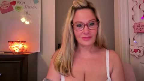 Snapshot of milf_goddess chatting on 02.09.25 MIlf Goddess online show from 02.09.25