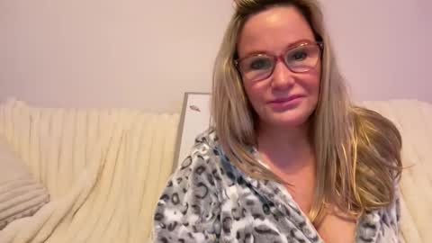 Snapshot of milf_goddess chatting on 03.08.25 MIlf Goddess online show from 03.08.25