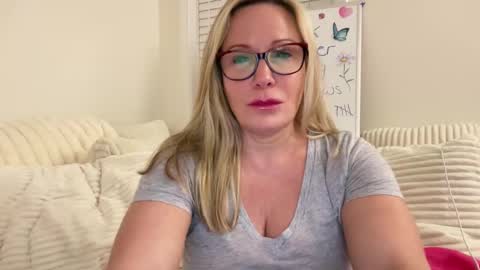 Snapshot of milf_goddess chatting on 09.15.25 MIlf Goddess online show from 09.15.25