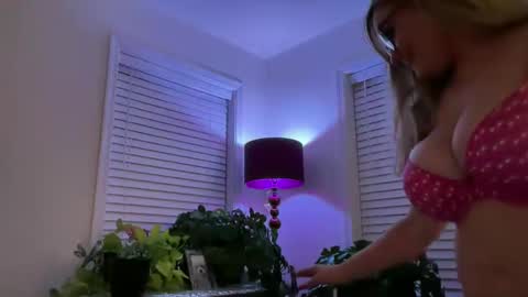 Snapshot of milf_goddess chatting on 09.25.25 MIlf Goddess online show from 09.25.25