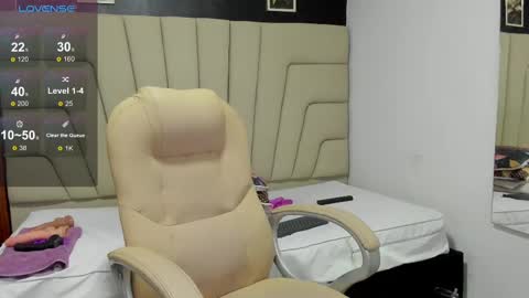 Snapshot of milf_meli chatting on 02.26.25 milf_meli online show from 02.26.25