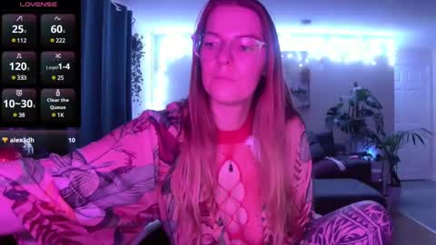 Snapshot of milf_tara36 chatting on 12.25.24 Milf Tara36 online show from 12.25.24