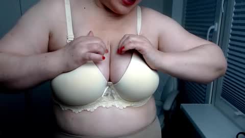 Snapshot of milfscarlette chatting on 09.17.25 MilfScarlette online show from 09.17.25