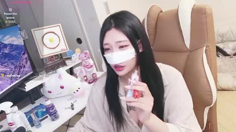 Snapshot of milksola chatting on 05.14.26 milksola online show from 05.14.26