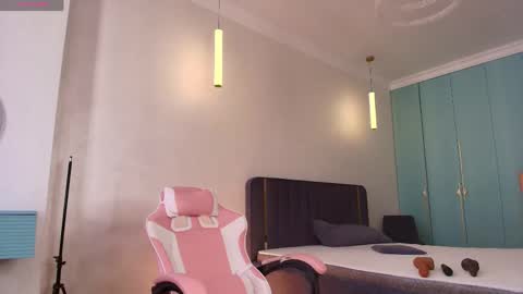 Snapshot of millaa_bella chatting on 04.28.26 millaa_bella online show from 04.28.26
