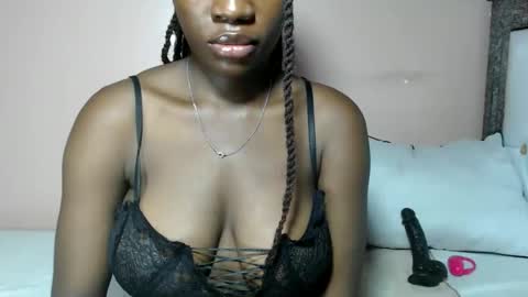Snapshot of mimiebony chatting on 05.25.26 mimiebony online show from 05.25.26