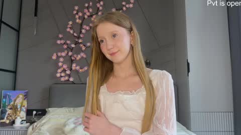 Snapshot of mirajuicyjune chatting on 05.29.26 Mira online show from 05.29.26