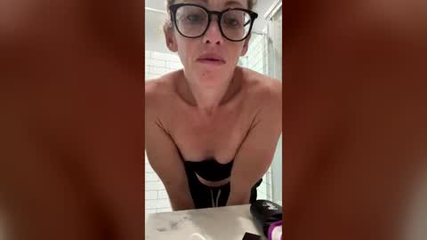Snapshot of mischiefmamaxs chatting on 07.27.26 mischiefmamaxs online show from 07.27.26