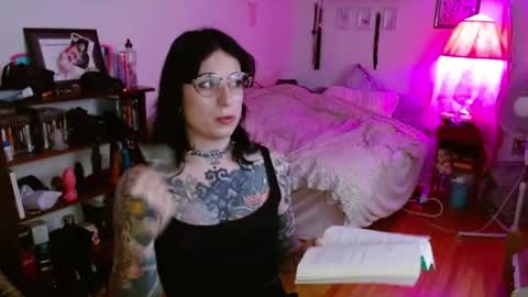 Snapshot of miss_raven_ts chatting on 06.10.26 Raven online show from 06.10.26