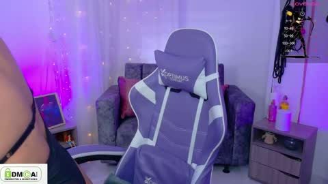 Snapshot of miss_scarllet chatting on 05.15.26 100 thumbs up online show from 05.15.26