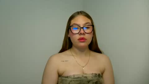 Snapshot of miss_sophie1 chatting on 06.11.26 sophi 3 online show from 06.11.26
