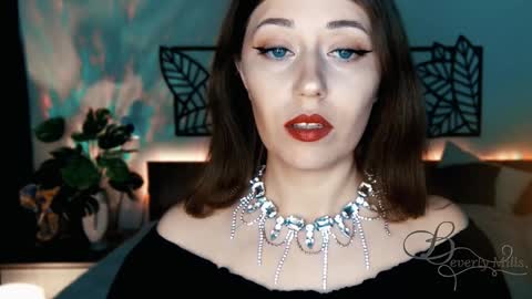 Snapshot of missbeverlymills chatting on 01.11.25 The divine Beverly online show from 01.11.25