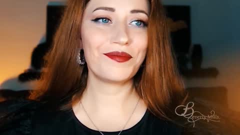 Snapshot of missbeverlymills chatting on 10.11.25 The divine Beverly online show from 10.11.25