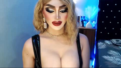 Snapshot of misschannel4sub chatting on 01.12.25 PRIESTESS CHANNEL online show from 01.12.25