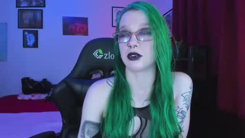 Snapshot of missnikkivill chatting on 06.11.26 Mistress Nikki Vill online show from 06.11.26