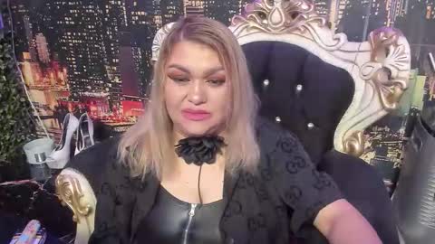 Snapshot of missqueent chatting on 11.02.25 QueenT online show from 11.02.25