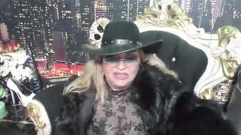 QueenT online show from 11.18.25