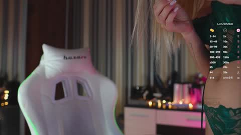 Snapshot of misstics_ chatting on 01.19.25 Eva online show from 01.19.25