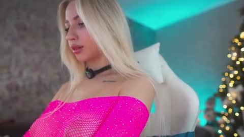 Snapshot of misstics_ chatting on 12.16.25 Eva online show from 12.16.25