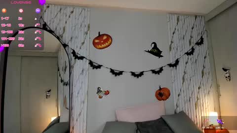 Snapshot of missvioleet chatting on 10.19.25 missvioleet online show from 10.19.25