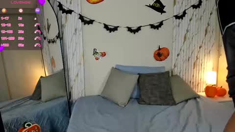 Snapshot of missvioleet chatting on 10.28.25 missvioleet online show from 10.28.25