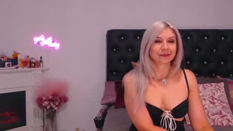 Snapshot of missycrystal chatting on 10.10.25 Crystal online show from 10.10.25